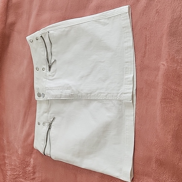 Venus White Denim Stretch Mini Zipper Accent Skirt - Size 6 - Picture 1 of 8